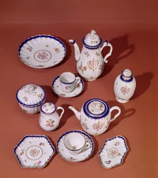 Część serwisu do herbaty z monogramem Worcester, ok. 1775 (porcelana)